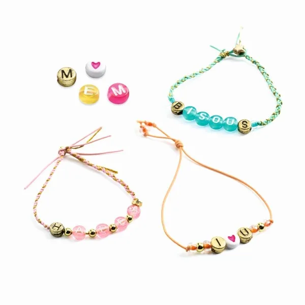 Djeco macht Alphabet-Armbänder